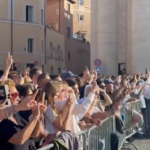 Fumata bianca a San Pietro, la folla esultante: 45mila fedeli in festa