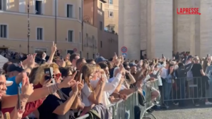 Fumata bianca a San Pietro, la folla esultante: 45mila fedeli in festa
