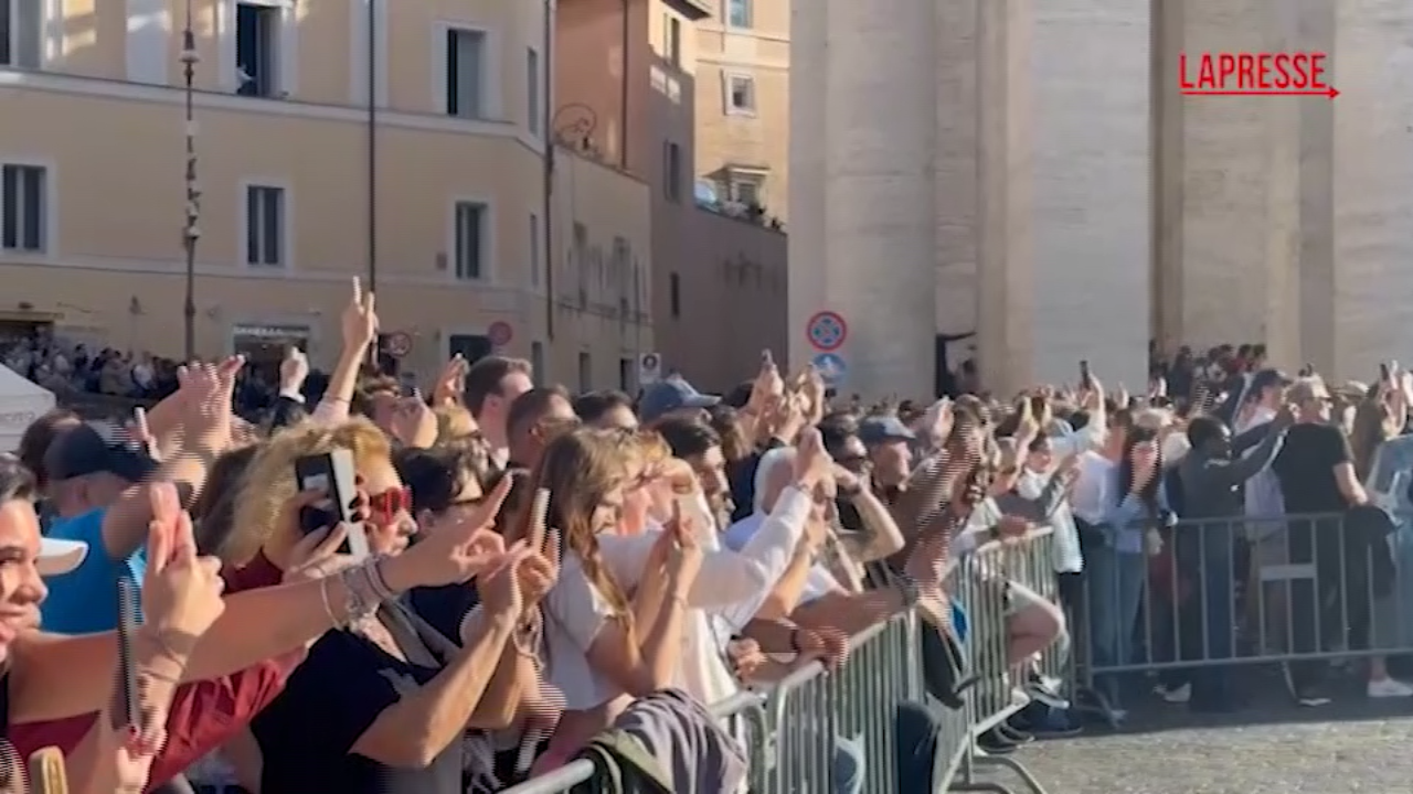 Fumata bianca da Lapresse.it fumata bianca a san pietro la folla esultante 45mila fedeli in festa