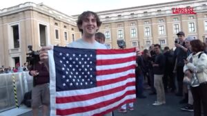Papa Leone XIV, ragazzo americano in piazza San Pietro: “Orgoglioso che il nuovo Pontefice venga dagli Usa”