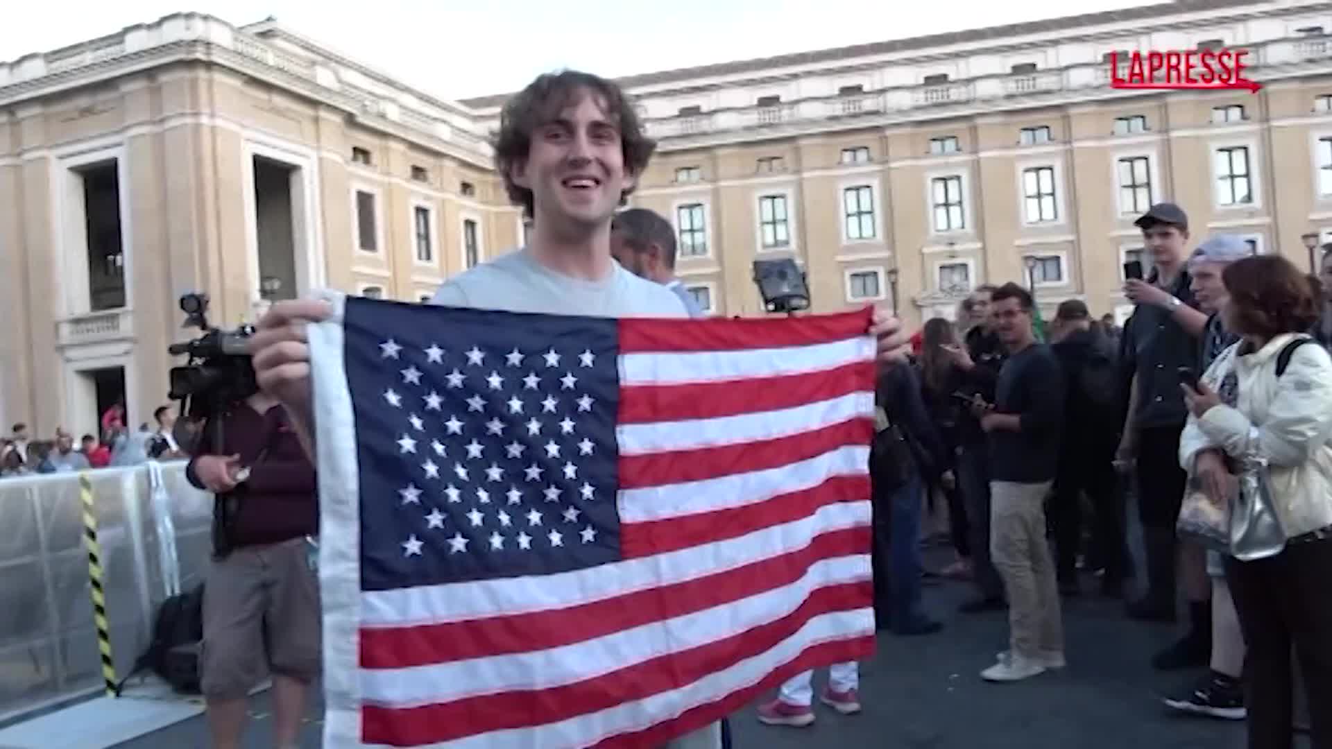 Papa Leone XIV, ragazzo americano in piazza San Pietro: “Orgoglioso che il nuovo Pontefice venga dagli Usa” Papa Leone XIV, ragazzo americano in piazza San Pietro: “Orgoglioso che il nuovo Pontefice venga dagli Usa”