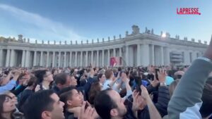 Papa Leone XIV, la folla canta cori: “Leone, Leone, Leone”