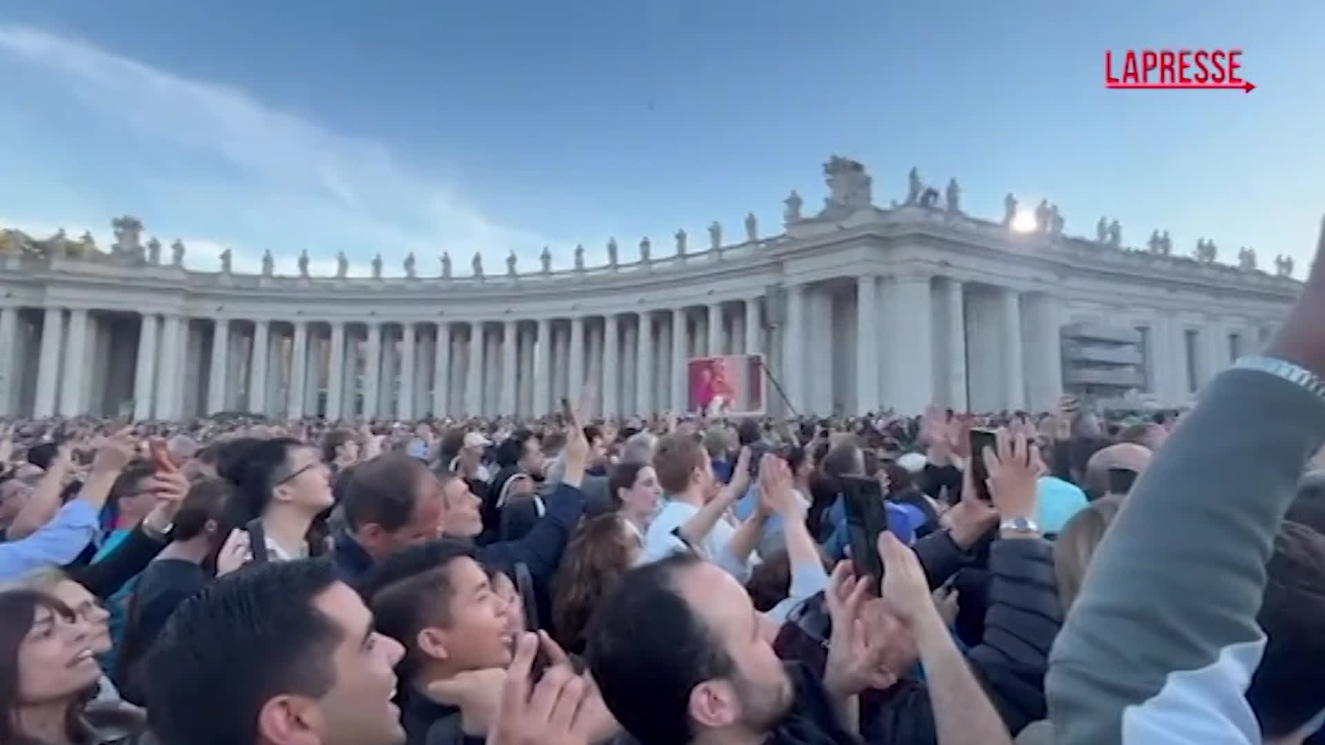 Papa Leone XIV, la folla canta cori: “Leone, Leone, Leone” Papa Leone XIV, la folla canta cori: “Leone, Leone, Leone”