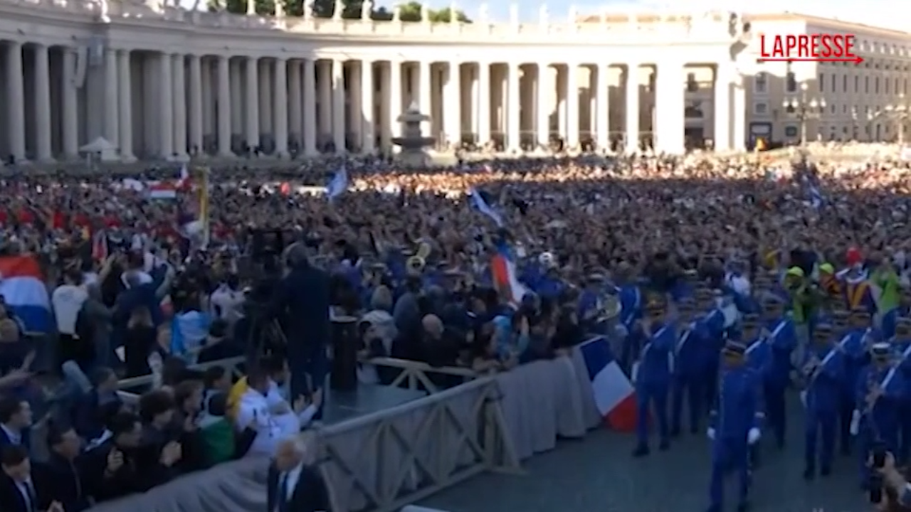 Elezione Papa, dopo la fumata bianca la banda in piazza San Pietro Elezione Papa, dopo la fumata bianca la banda in piazza San Pietro