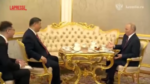 Putin e Xi Jinping bevono una tazza di tè al Cremlino