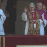 Papa Leone XIV, Prevost commosso si affaccia tra gli applausi