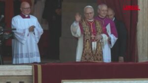 Papa Leone XIV, Prevost commosso si affaccia tra gli applausi