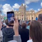 Il Conclave ai tempi dei social: a San Pietro tutti con gli smartphone per riprendere la fumata