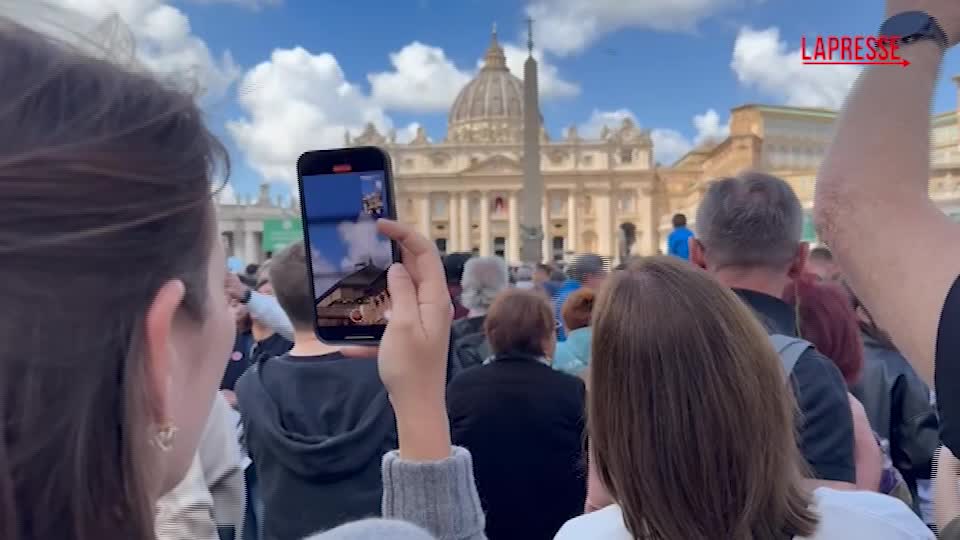 Conclave tempi da Lapresse.it il conclave ai tempi dei social a san pietro tutti con gli smartphone per riprendere la fumata