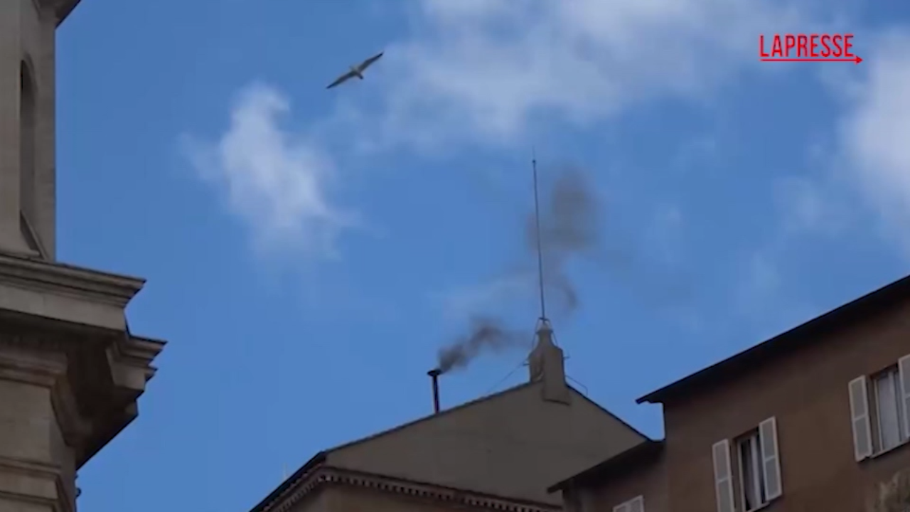 Seconda fumata nera al conclave, la reazione dei fedeli in piazza San Pietro Seconda fumata nera al conclave, la reazione dei fedeli in piazza San Pietro