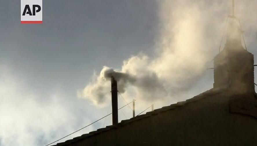 Conclave 2025, secondo giorno. La nuova fumata è nera. Card. Re: “Auspico sia bianca in serata” Conclave 2025, secondo giorno. La nuova fumata è nera. Card. Re: “Auspico sia bianca in serata”