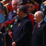 Russia, Putin depone una corona di fiori al Cremlino nel Giorno della Vittoria
