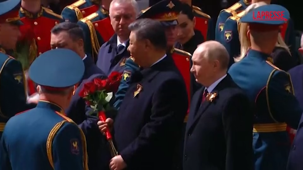 Russia, Putin depone una corona di fiori al Cremlino nel Giorno della Vittoria Russia, Putin depone una corona di fiori al Cremlino nel Giorno della Vittoria