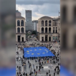 Milano, una bandiera gigante per celebrare la ‘Giornata dell’Europa’