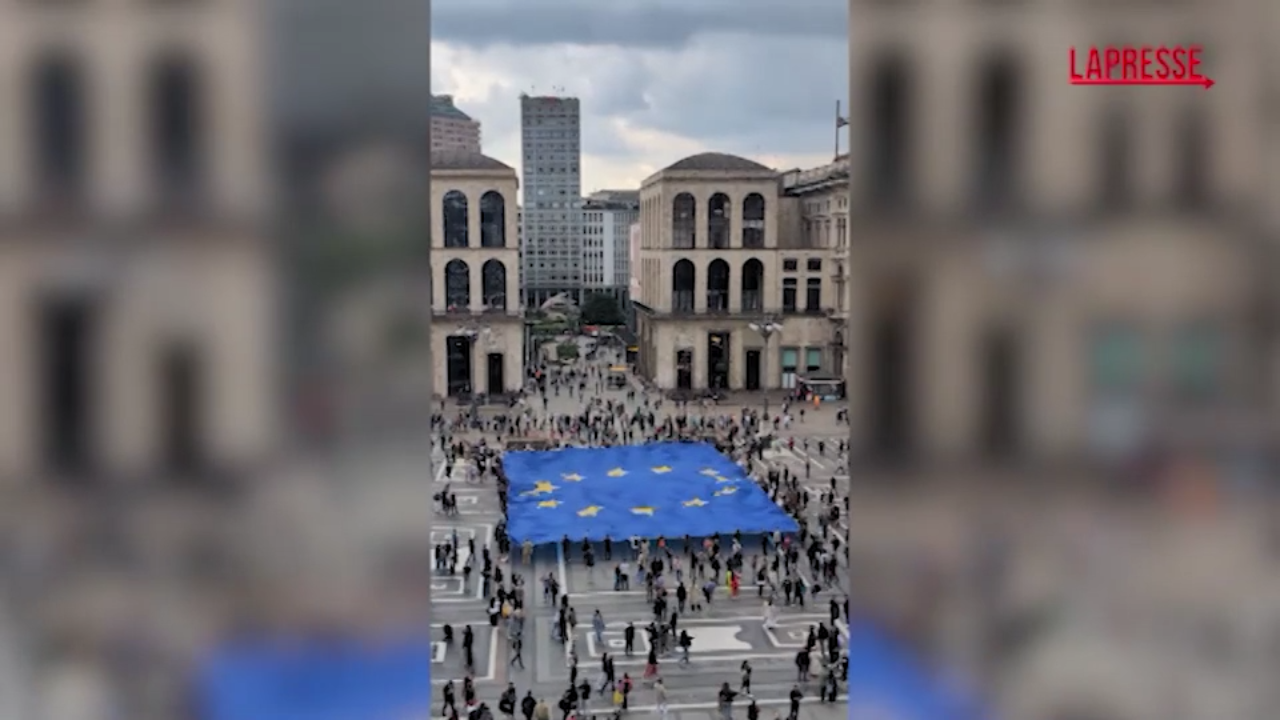milano una bandiera gigante per celebrare la ‘giornata dell europa da Lapresse.it milano una bandiera gigante per celebrare la ‘giornata dell europa