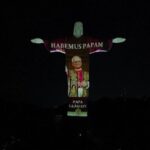 Papa Leone XIV, la statua del Cristo Redentore illuminata con la sua immagine