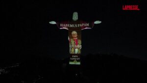Papa Leone XIV, la statua del Cristo Redentore illuminata con la sua immagine