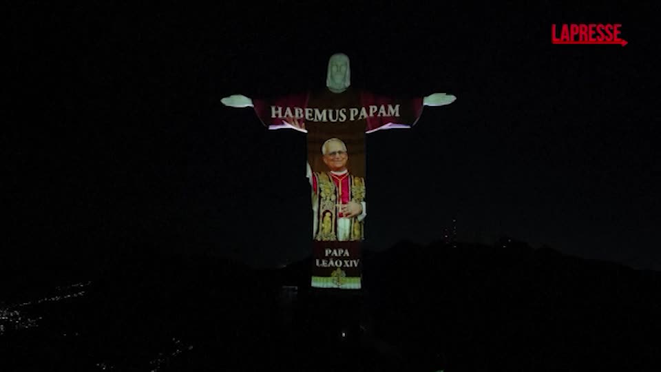 Brasile, statua del Cristo Redentore illuminata con immagine di Papa Leone XIV Brasile, statua del Cristo Redentore illuminata con immagine di Papa Leone XIV