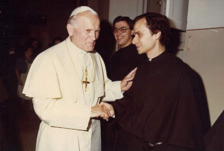 Papa Leone XIV, chi è Robert Francis Prevost: 10 foto che lo raccontano