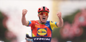 Giro d’Italia 2025, Pedersen vince prima tappa Durazzo-Tirana: è maglia rosa
