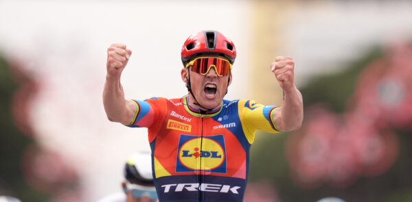 Giro d’Italia 2025, Pedersen vince prima tappa Durazzo-Tirana: è maglia rosa