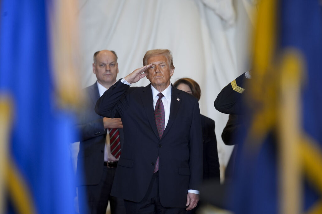 Trump rimuove subito 1.000 soldati trans dall’esercito americano Trump rimuove subito 1.000 soldati trans dall’esercito americano