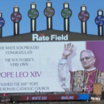 Leone XIV, i fan dei White Sox celebrano il Papa tifoso e gli chiedono: “Aiutali a vincere”