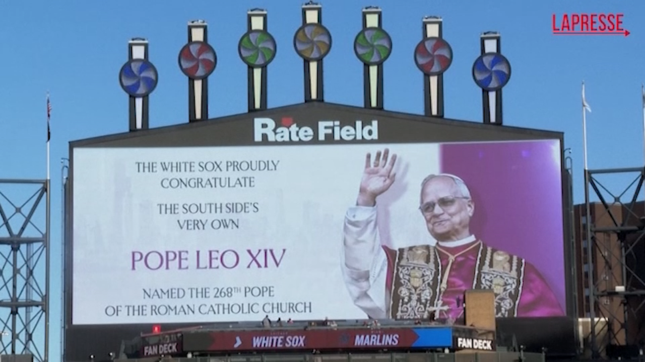 Leone XIV, i fan dei White Sox celebrano il Papa tifoso e gli chiedono: “Aiutali a vincere” Leone XIV, i fan dei White Sox celebrano il Papa tifoso e gli chiedono: “Aiutali a vincere”