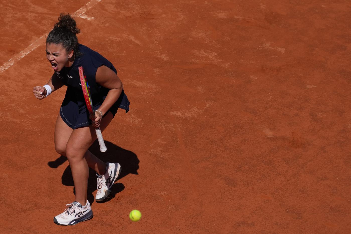 Internazionali Roma 2025, Jasmine Paolini vola agli ottavi: Jabeur battuta in due set Internazionali Roma 2025, Jasmine Paolini vola agli ottavi: Jabeur battuta in due set