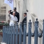 Papa Leone XIV saluta prima di entrare a Santa Marta