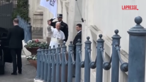 Papa Leone XIV saluta prima di entrare a Santa Marta