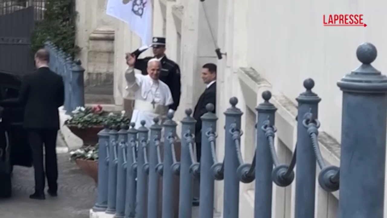 papa leone xiv saluta prima di entrare a santa marta da Lapresse.it papa leone xiv saluta prima di entrare a santa marta