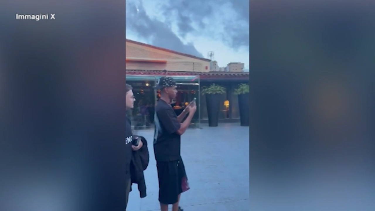 lamine yamal scatta una foto a delle ragazze e loro non lo riconoscono il video è virale da Lapresse.it lamine yamal scatta una foto a delle ragazze e loro non lo riconoscono il video è virale
