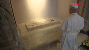 Papa Leone XIV lascia una rosa bianca sulla tomba di Francesco