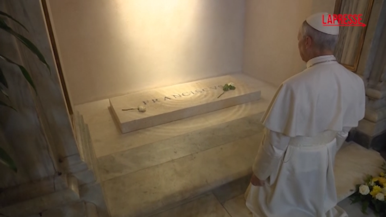 Papa Leone XIV lascia una rosa bianca sulla tomba di Francesco Papa Leone XIV lascia una rosa bianca sulla tomba di Francesco