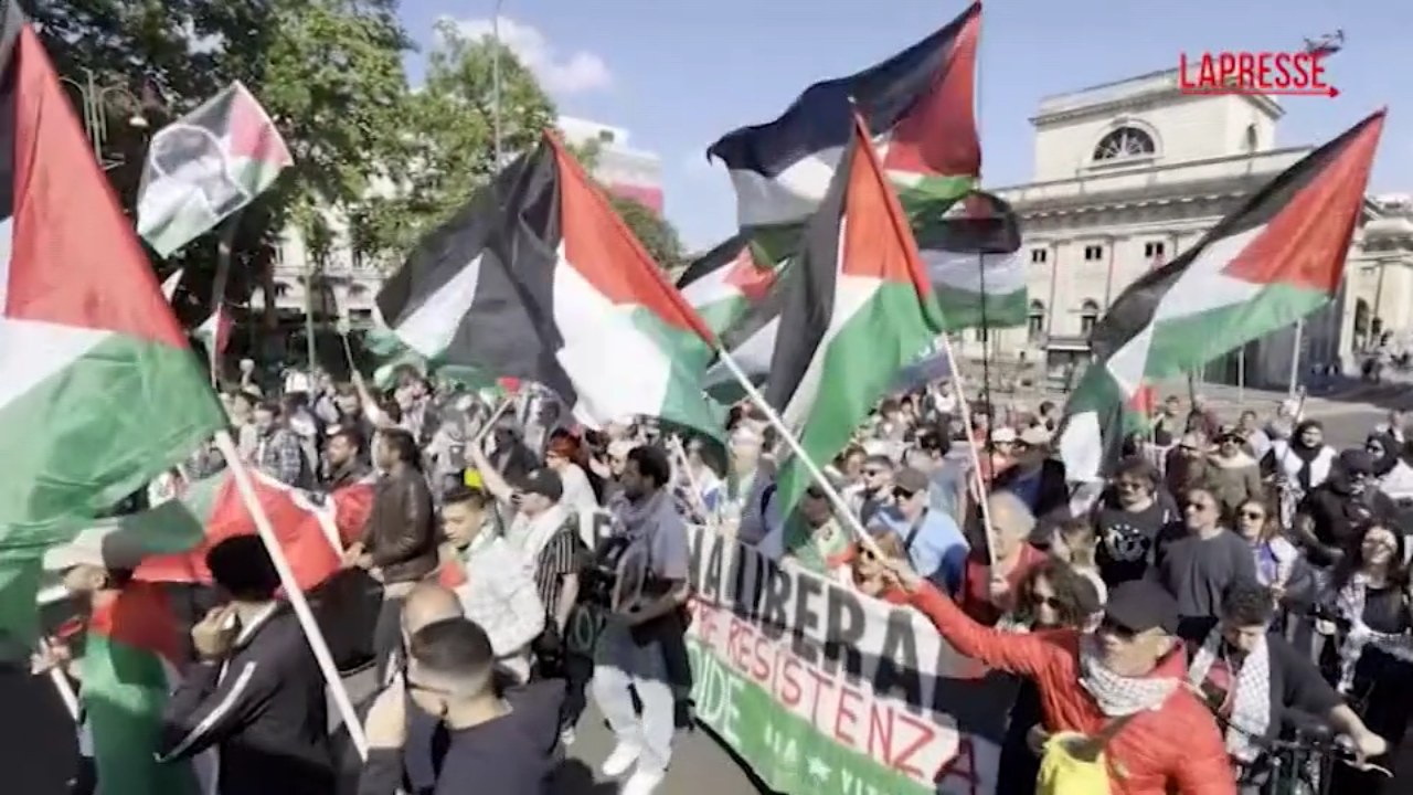 Milano, corteo pro Palestina: “Giù le mani dai bambini” Milano, corteo pro Palestina: “Giù le mani dai bambini”