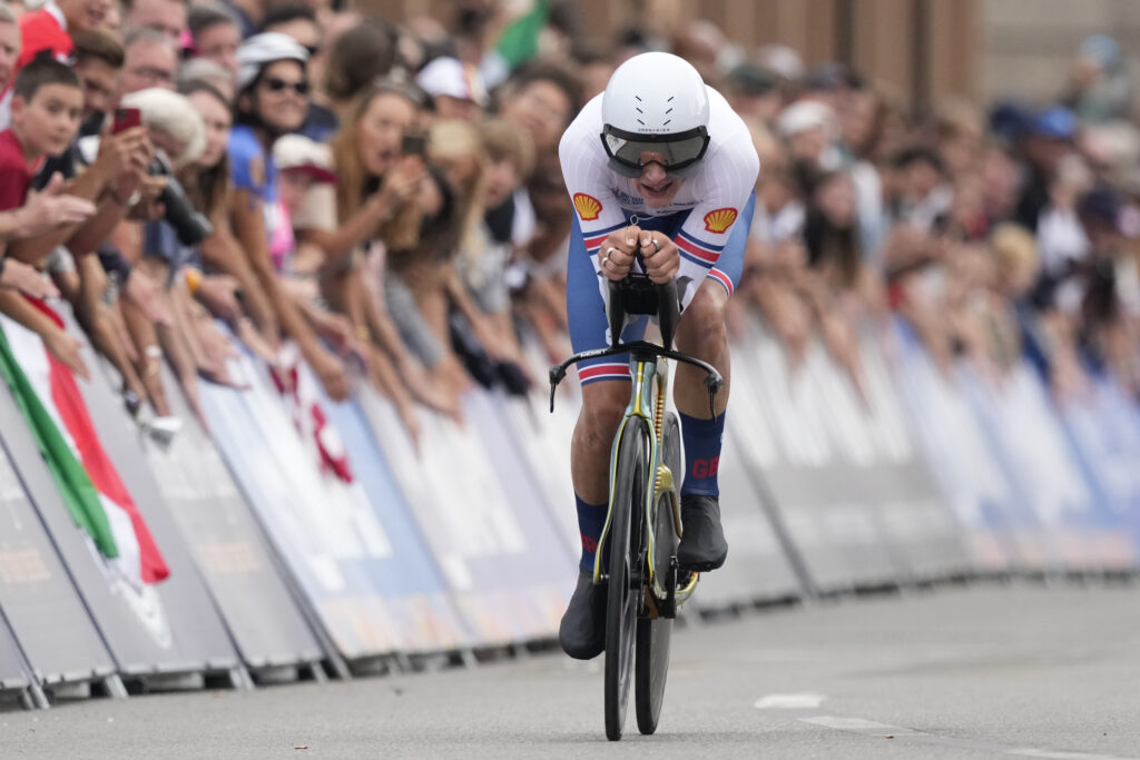 Giro d’Italia, Tarling vince la cronometro di Tirana: Roglic nuova maglia rosa Giro d’Italia, Tarling vince la cronometro di Tirana: Roglic nuova maglia rosa