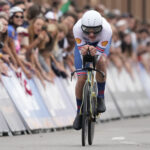 Giro d’Italia, Tarling vince la cronometro di Tirana: Roglic nuova maglia rosa
