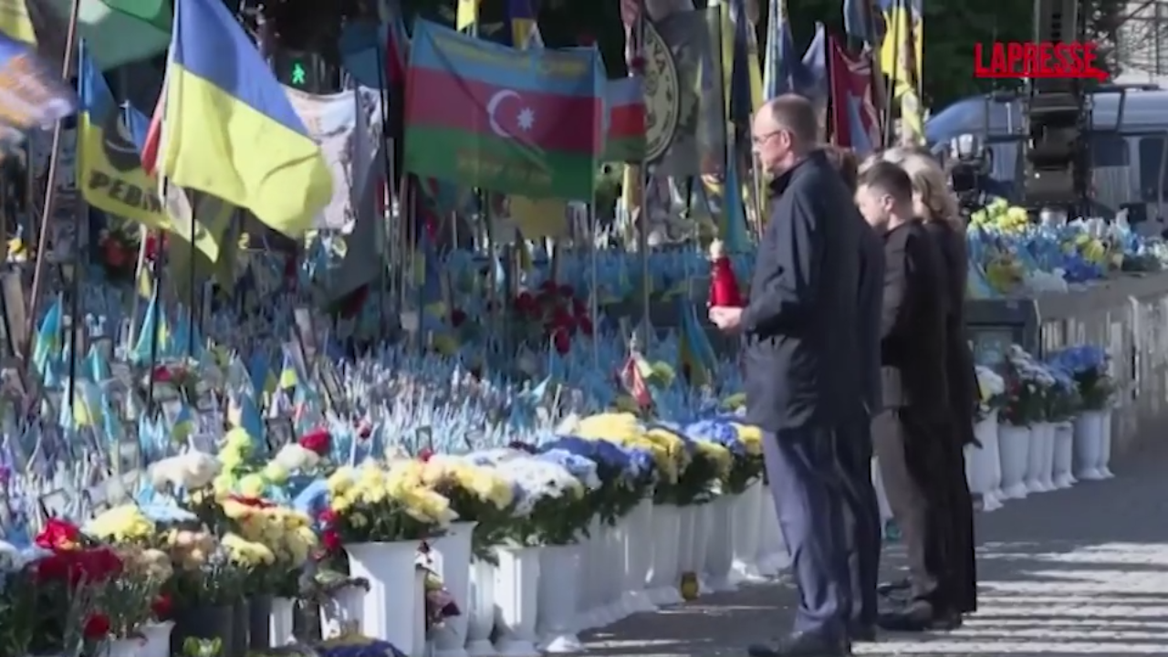 Ucraina, quattro leader europei a Kiev: candele al monumento ai caduti Ucraina, quattro leader europei a Kiev: candele al monumento ai caduti