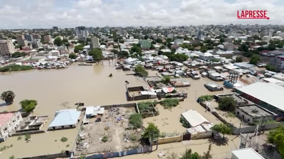 Somalia, Mogadiscio sott’acqua: almeno 10 morti Somalia, Mogadiscio sott’acqua: almeno 10 morti
