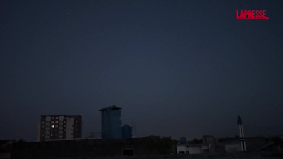 Pakistan, sparatorie e esplosioni udite a Peshawar nelle prime ore di sabato Pakistan, sparatorie e esplosioni udite a Peshawar nelle prime ore di sabato