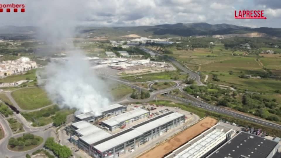 Spagna, nube tossica vicino a Barcellona: le immagini riprese da un drone Spagna, nube tossica vicino a Barcellona: le immagini riprese da un drone