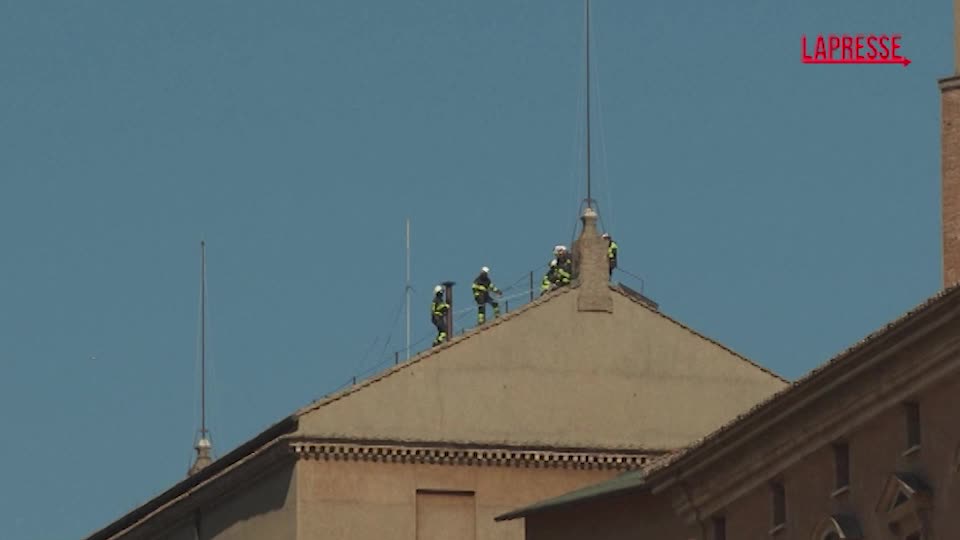 Vaticano, rimosso comignolo della Cappella Sistina utilizzato per segnalare l’elezione del nuovo Papa Vaticano, rimosso comignolo della Cappella Sistina utilizzato per segnalare l’elezione del nuovo Papa
