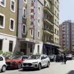 Milano, detenuto in permesso lavoro in albergo accoltella collega: le immagini dell’hotel