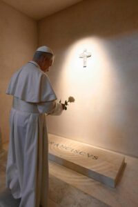 Papa Leone XIV a Santa Maria Maggiore, l'omaggio a Papa Francesco con una rosa bianca (copyright Vatican Media)