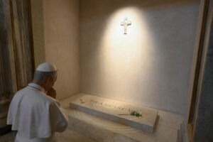 Papa Leone XIV prega sulla tomba di Papa Francesco nella basilica di Santa Maria Maggiore
