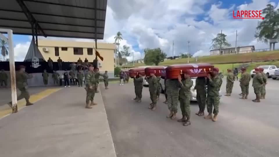 Ecuador, tre giorni di lutto per onorare 11 soldati caduti Ecuador, tre giorni di lutto per onorare 11 soldati caduti