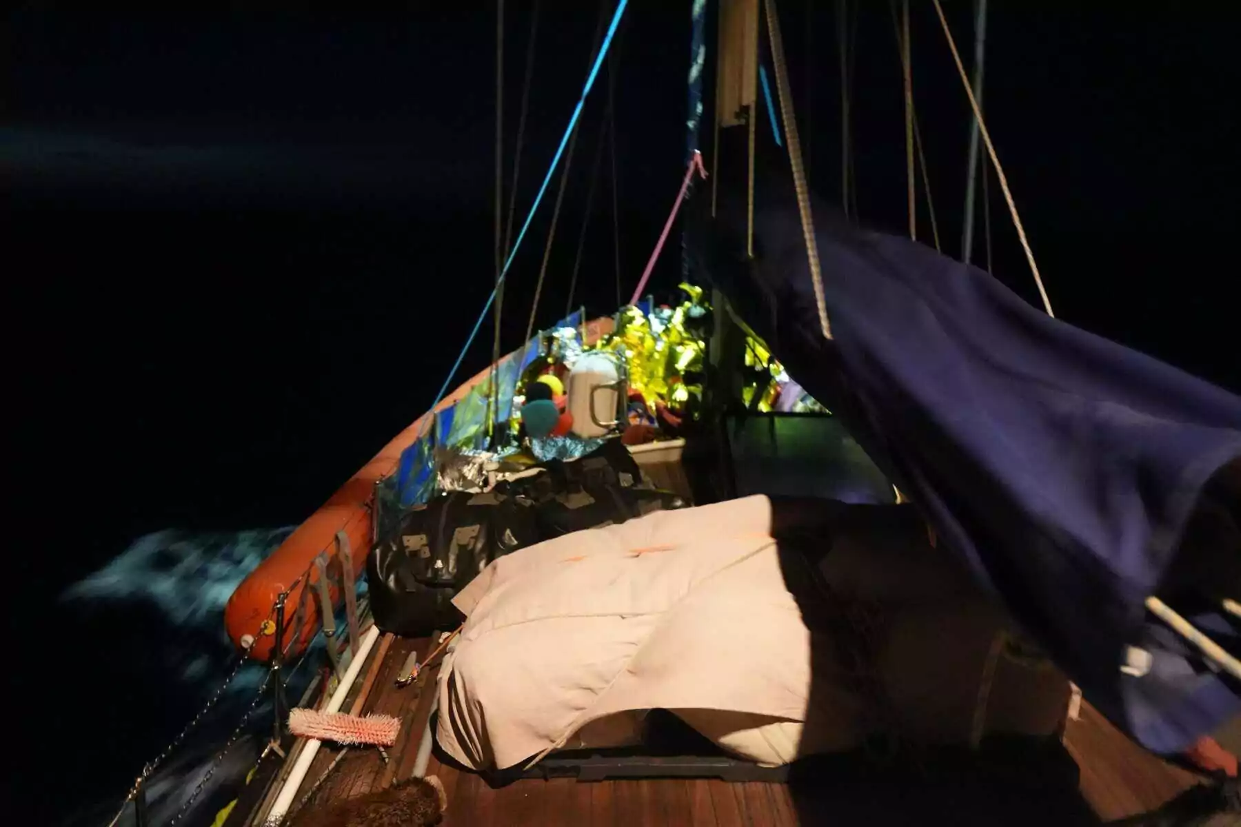 Lampedusa, Nadir evacua migranti da imbarcazione in difficoltà: tre morti, anche bambini Lampedusa, Nadir evacua migranti da imbarcazione in difficoltà: tre morti, anche bambini