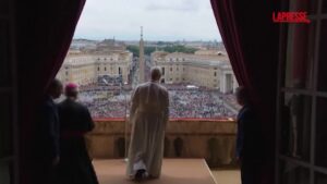 Papa Leone XIV si affaccia per il Regina Coeli, l’ovazione dei fedeli