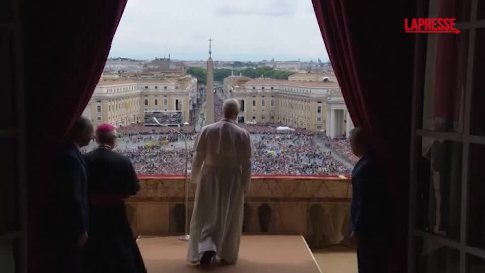 Papa Leone XIV si affaccia per il Regina Coeli, l’ovazione dei fedeli Papa Leone XIV si affaccia per il Regina Coeli, l’ovazione dei fedeli
